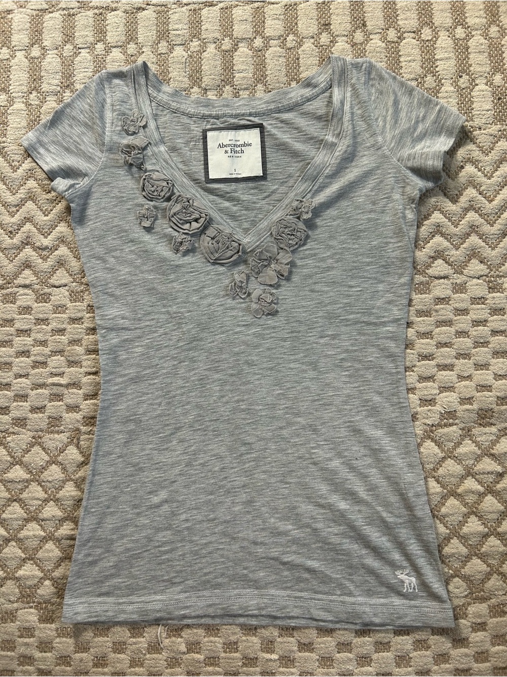 Abercrombie & Fitch Light Gray Floral V-Neck Short Sleeve Tee
